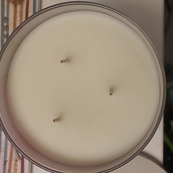 NWT Bath & Body Works 3 wick candle - Picture 2 of 2